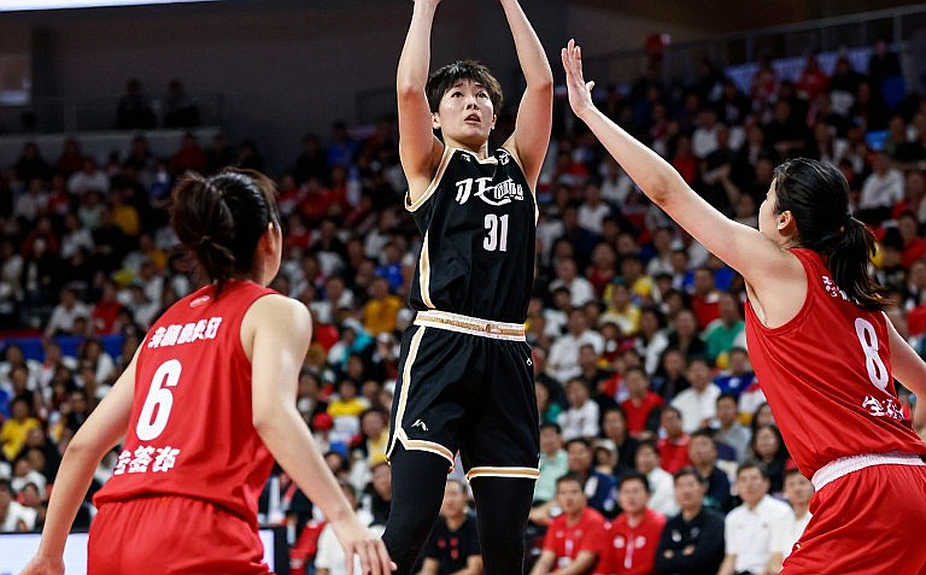 Three days of V-League: a broken leg, two off-ball kicks and an emergency meeting at dawn