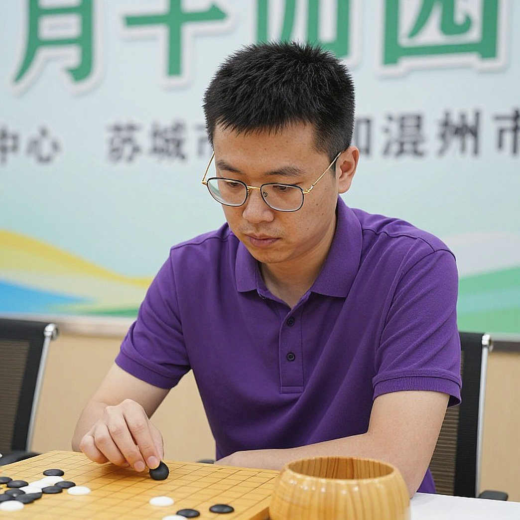 Woodward hạ Caruana, Lee nới rộng khoảng cách: Nghịch lý của một tiêu đề đứng trên dữ liệu rỗng