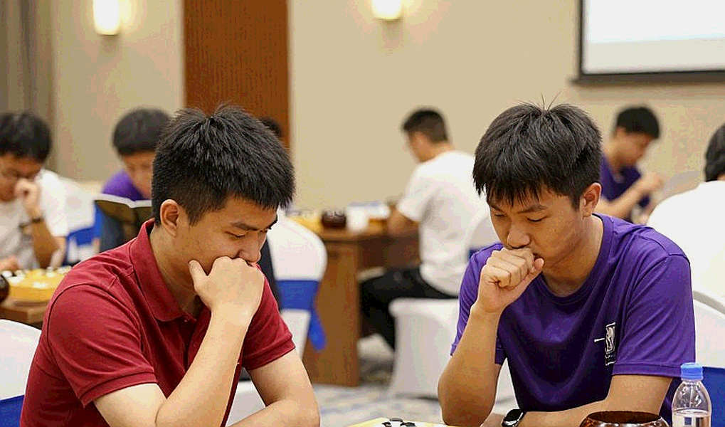 Mùa cờ vua 2026: Hai mươi bảy ván ngắn và nghệ thuật tự chú giải