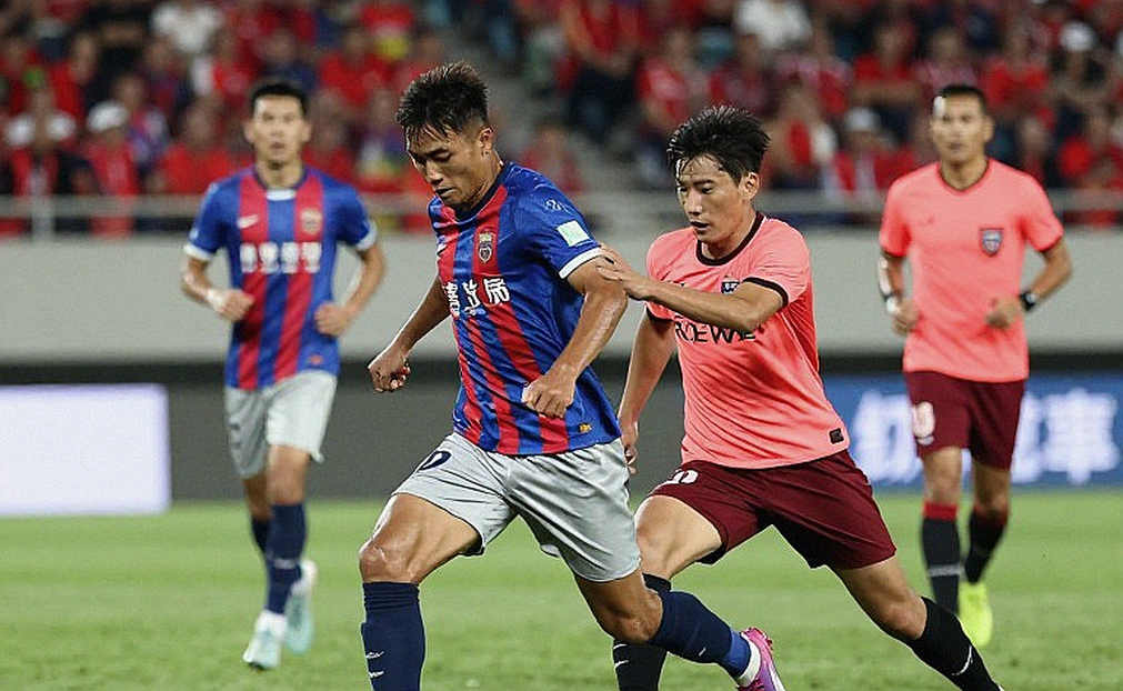 Anthony Hudson và cơn bão Thái Lan: Khi một nền bóng đá mất ngôi, người ta đi tìm một cái tên