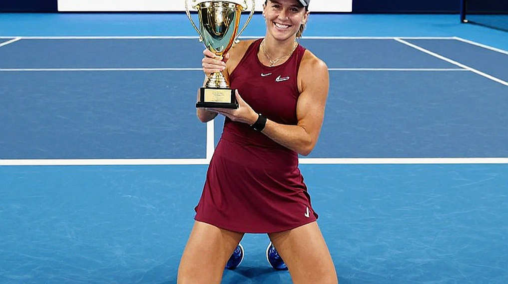 Tư thế đỡ giao bóng của Djokovic và bài toán 640 điểm của Swiatek ở Bắc Kinh