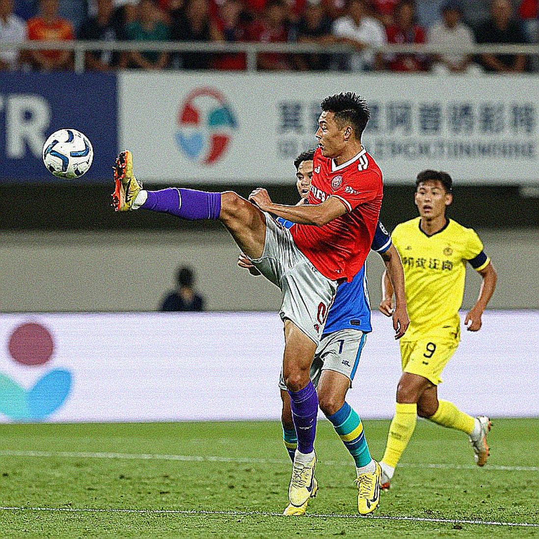 Zion Suzuki và nghịch lý thủ môn hai vai giữa khung thành Premier League